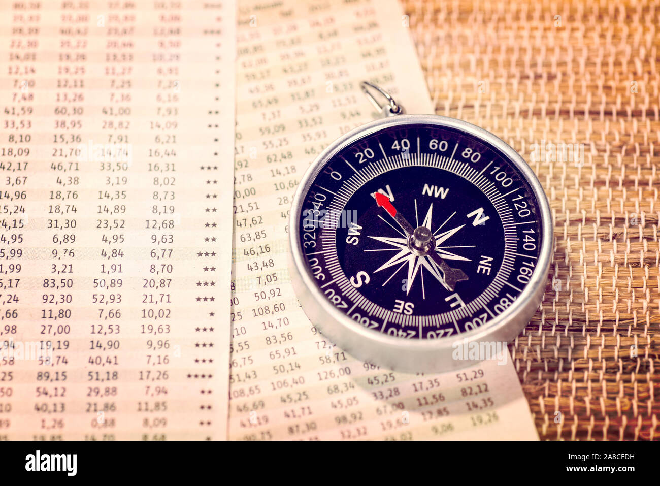 Börse Tabellen und ein Kompass zur Orientierung Stockfoto