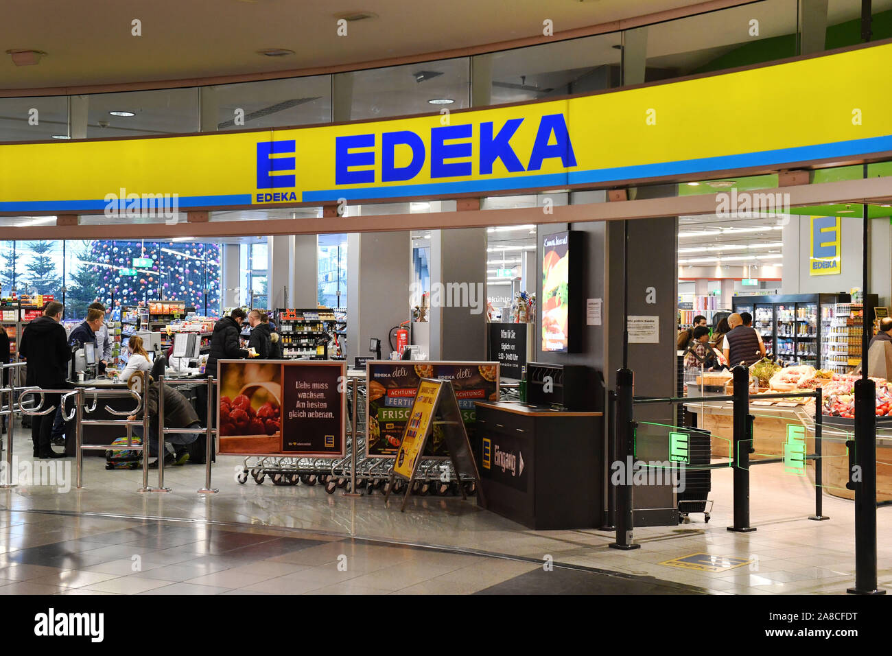 EDEKA Supermarkt, Niederlassung, Lebenswithtel, Eingang, Firmenlogo, die EDEKA-Gruppe (eigene Schreibweise: EDEKA, ursprünglich Abkürzung für Einkaufsgenossenschaft des kolonialwarenhaendler) ist eine Kooperative kooperative Unternehmen Gruppe im deutschen Einzelhandel. @ Sven Simon Foto Agentur GmbH & Co.KG # Drücken Sie die Taste Foto Prinzess-Luise-Str. 41#45479 M uelheim/Ruhr # Tel. # 0208/9413250 Fax. # 0208/9413260 # GLS Bank BLZ 430 609 67 # Kto. 4030 025 100 # IBAN DE 75 4306 0967 4030 0251 00# BIC GENODEM1GLS#www.svensimon.net. | Verwendung weltweit Stockfoto