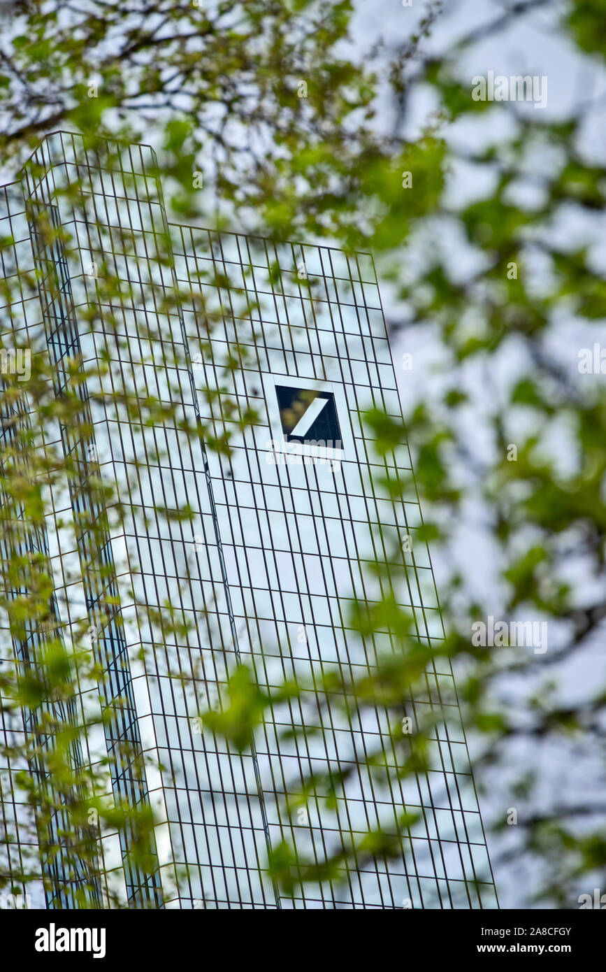 Deutsche Bank Zentrale in Frankfurt mit Logo Stockfoto
