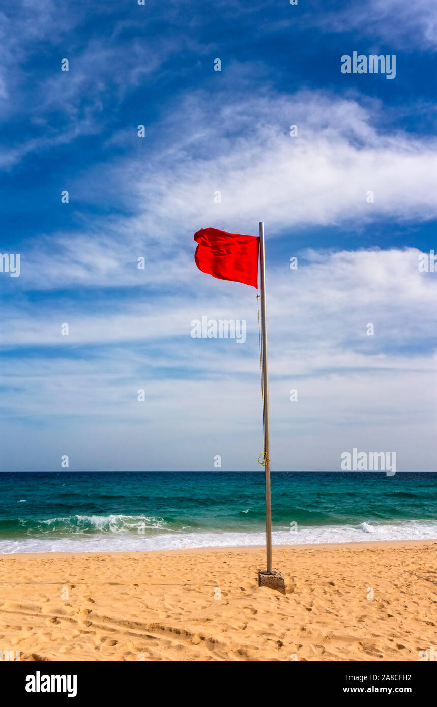 Strand mit Red Flag, um der Gefahr zu warnen, beim Baden Stockfoto