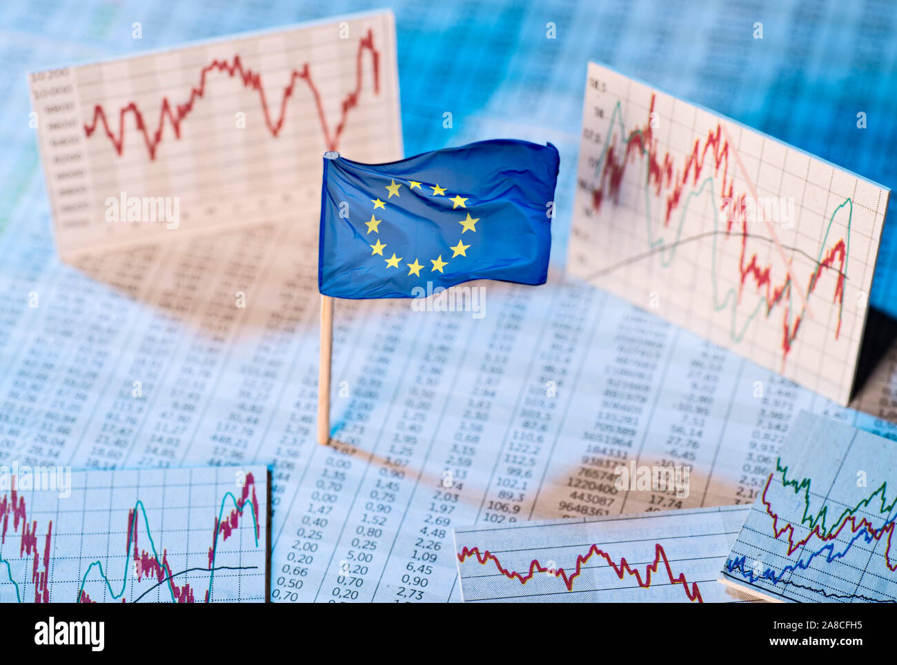 Die Flagge der Europäischen Union mit Kurs Tabellen und Grafiken auf die wirtschaftliche Entwicklung Stockfoto