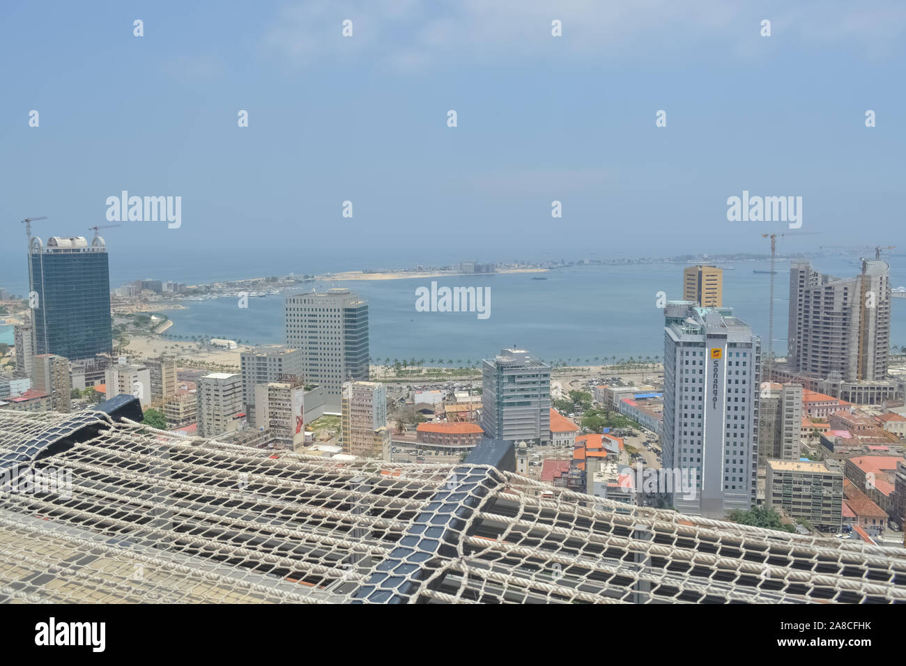 Luanda/Angola - 11/28/2016: Luftbild der Innenstadt von Luanda, die Bucht und den Hafen von Luanda, Rn und zentralen Gebäude, in Angola Stockfoto