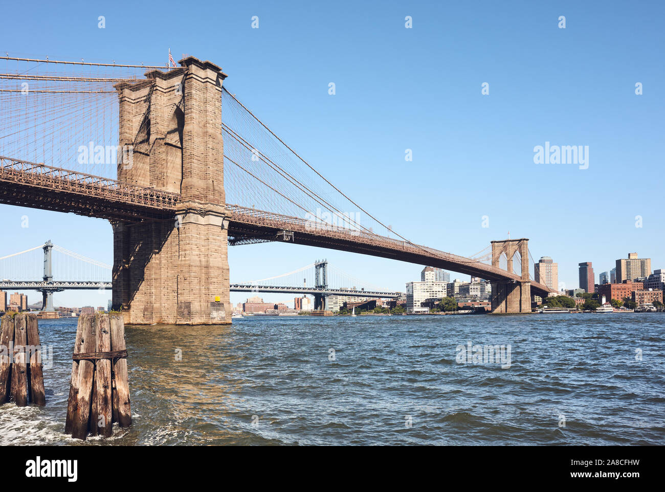 Brooklyn Bridge und East River an einem sonnigen Tag, New York City, USA. Stockfoto