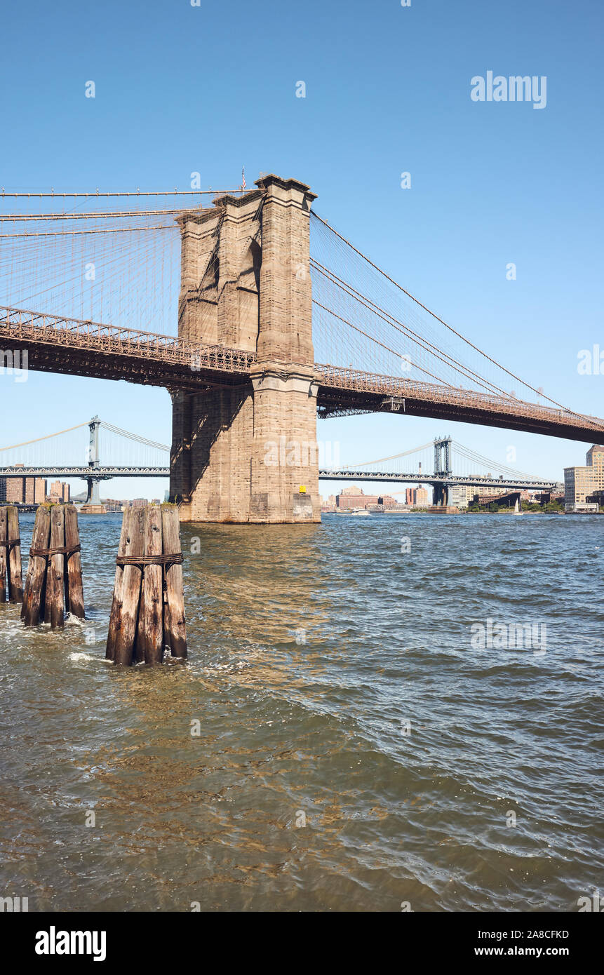 Brooklyn Bridge und East River an einem sonnigen Tag, New York City, USA. Stockfoto