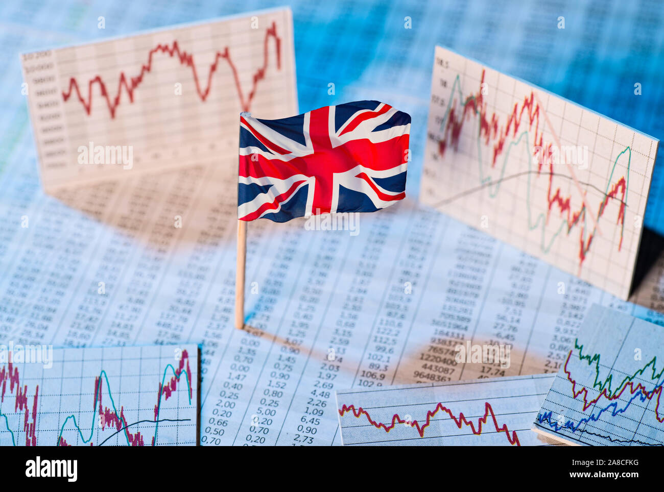 Britische Flagge mit Wechselkurs Tabellen und Grafiken auf die wirtschaftliche Entwicklung Stockfoto