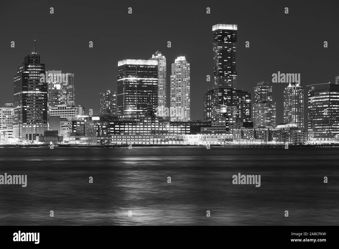 Schwarz-weiß Bild von Jersey City Skyline bei Nacht, USA. Stockfoto
