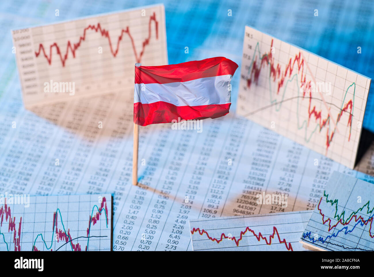 Österreichische Fahne mit Kurs Tabellen und Grafiken auf die wirtschaftliche Entwicklung Stockfoto