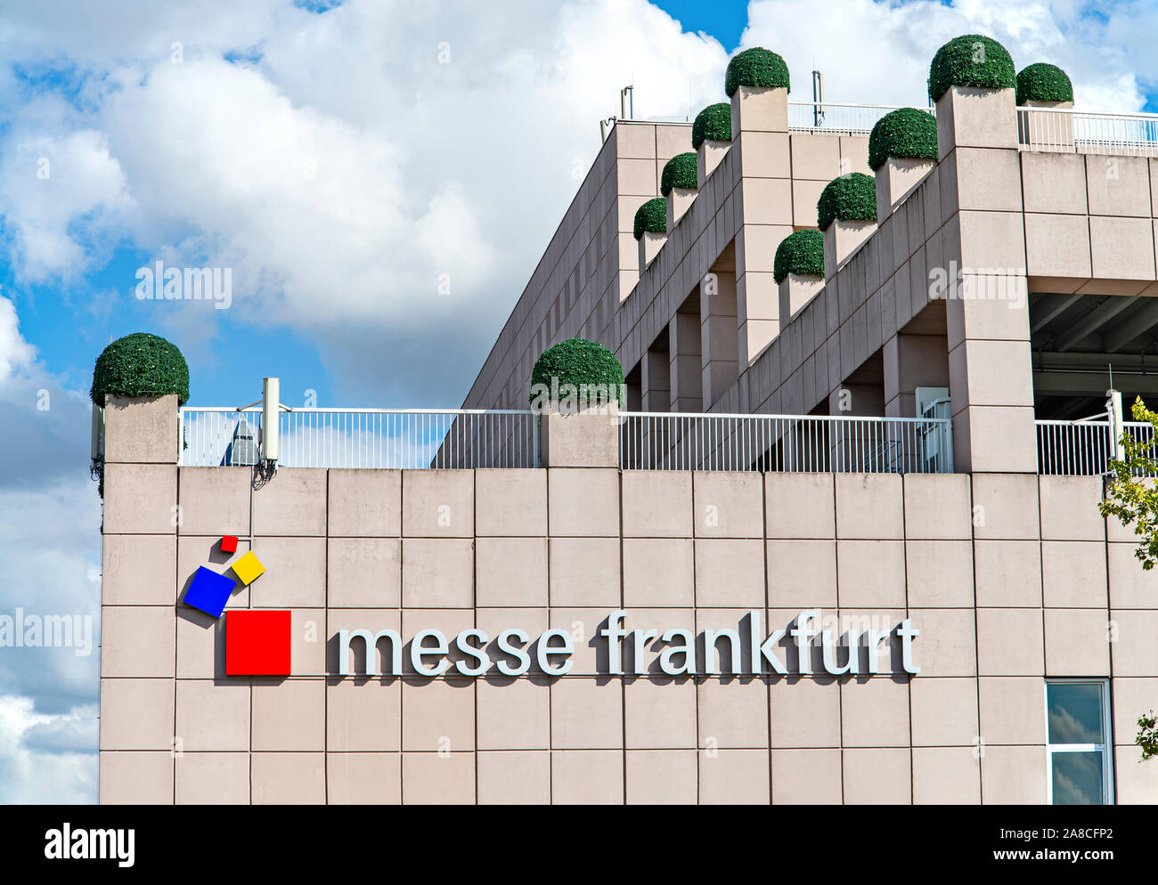 Das Logo der Messe Frankfurt auf ein Gebäude auf dem Messegelände Stockfoto