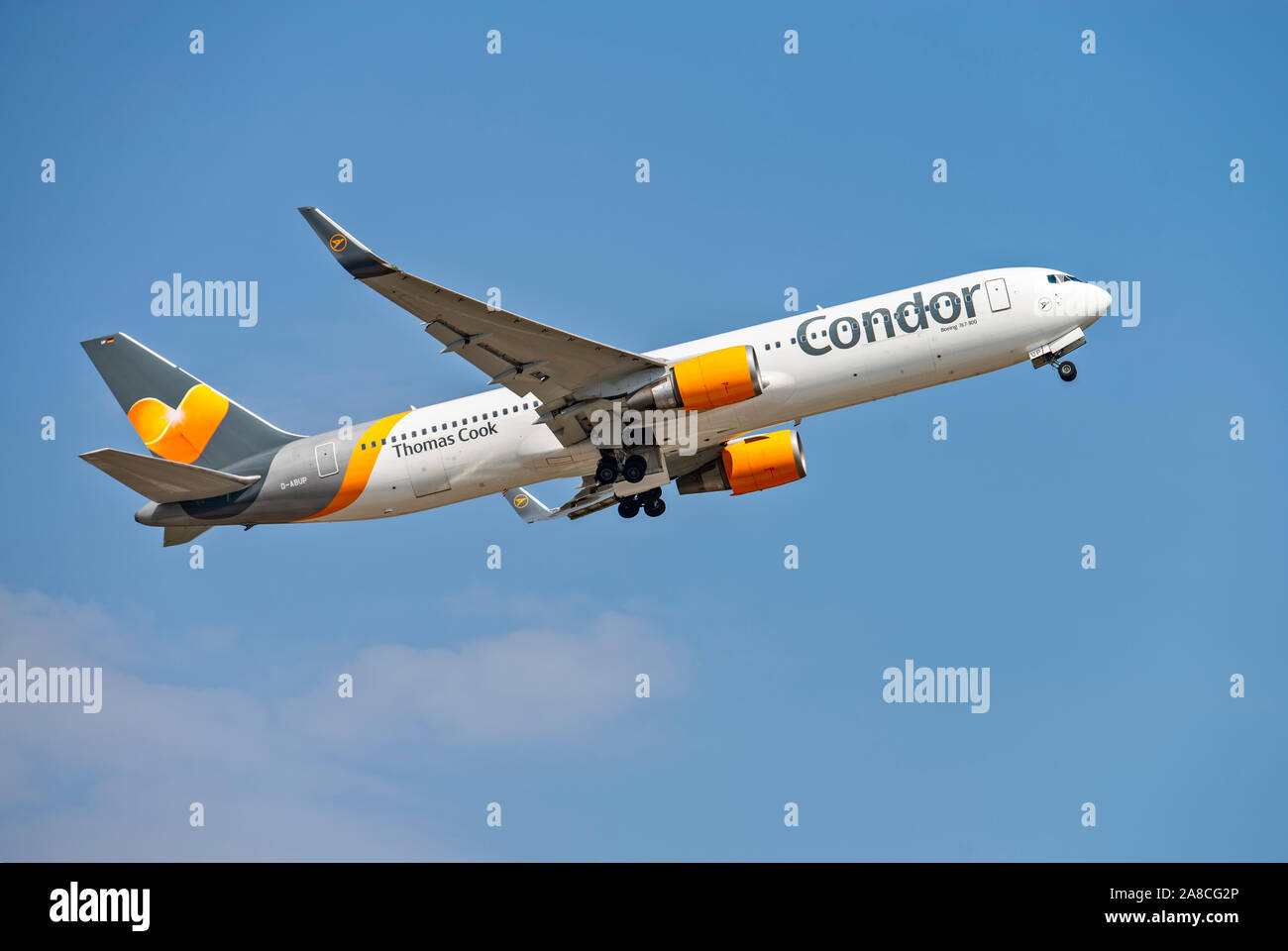 Frankfurt, Hessen / Deutschland - Juli 23 2019 Condor Flugzeugen (Boeing 767-300-D-ABUP) Weg vom Flughafen Frankfurt Stockfoto