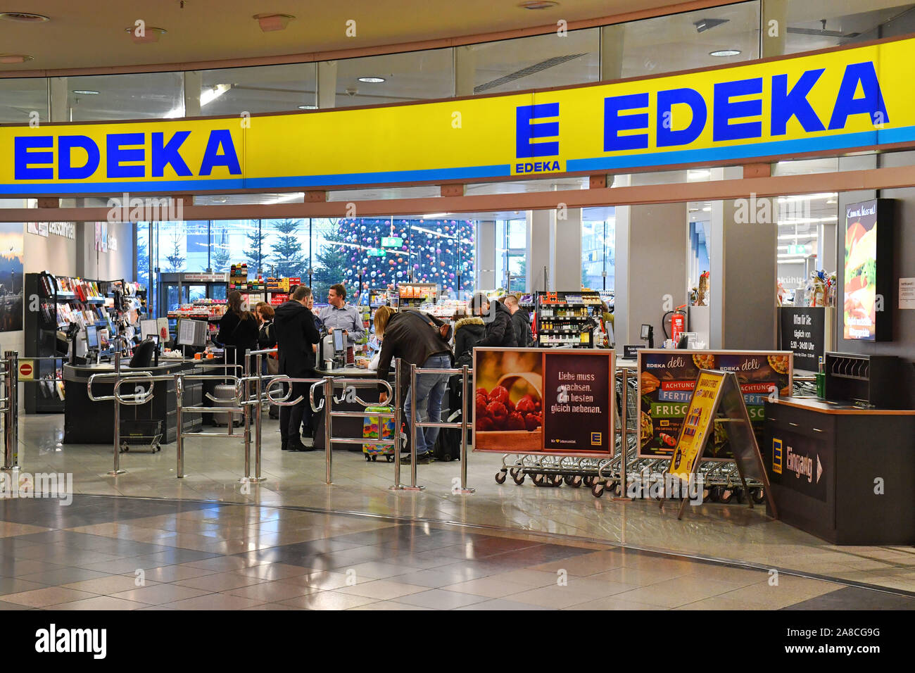 EDEKA Supermarkt, Niederlassung, Lebenswithtel, Eingang, Firmenlogo, die EDEKA-Gruppe (eigene Schreibweise: EDEKA, ursprünglich Abkürzung für Einkaufsgenossenschaft des kolonialwarenhaendler) ist eine Kooperative kooperative Unternehmen Gruppe im deutschen Einzelhandel. @ Sven Simon Foto Agentur GmbH & Co.KG # Drücken Sie die Taste Foto Prinzess-Luise-Str. 41#45479 M uelheim/Ruhr # Tel. # 0208/9413250 Fax. # 0208/9413260 # GLS Bank BLZ 430 609 67 # Kto. 4030 025 100 # IBAN DE 75 4306 0967 4030 0251 00# BIC GENODEM1GLS#www.svensimon.net. | Verwendung weltweit Stockfoto