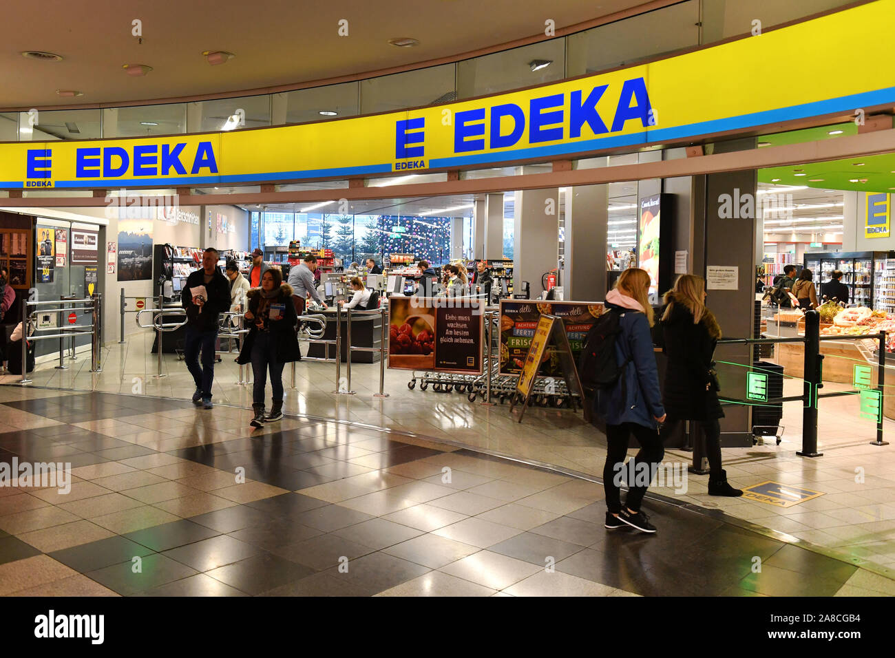 EDEKA Supermarkt, Niederlassung, Lebenswithtel, Eingang, Firmenlogo, die EDEKA-Gruppe (eigene Schreibweise: EDEKA, ursprünglich Abkürzung für Einkaufsgenossenschaft des kolonialwarenhaendler) ist eine Kooperative kooperative Unternehmen Gruppe im deutschen Einzelhandel. @ Sven Simon Foto Agentur GmbH & Co.KG # Drücken Sie die Taste Foto Prinzess-Luise-Str. 41#45479 M uelheim/Ruhr # Tel. # 0208/9413250 Fax. # 0208/9413260 # GLS Bank BLZ 430 609 67 # Kto. 4030 025 100 # IBAN DE 75 4306 0967 4030 0251 00# BIC GENODEM1GLS#www.svensimon.net. | Verwendung weltweit Stockfoto