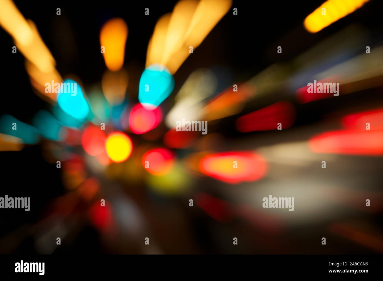 Zusammenfassung Hintergrund der Stadt Ampel in einem Zoom unscharf Nacht bokeh Stockfoto