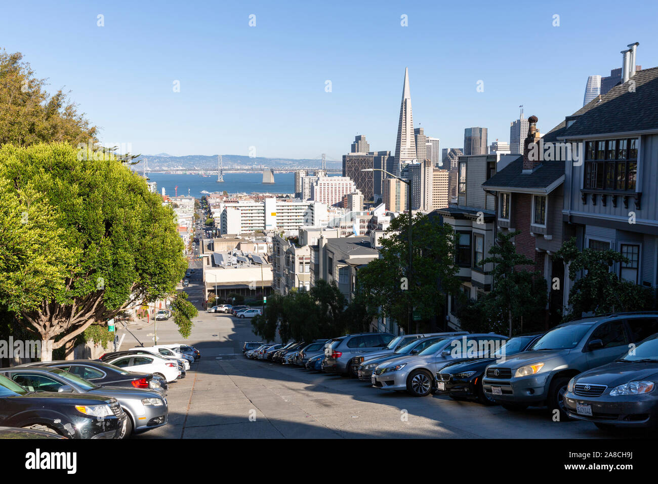 SAN FRANCISCO, USA - OKTOBER 2, 2019: Blick auf die Stadt vom Finanzviertel und die Oakland Bay Bridge von der Spitze des Hügels am Broadway in North Beach. Stockfoto