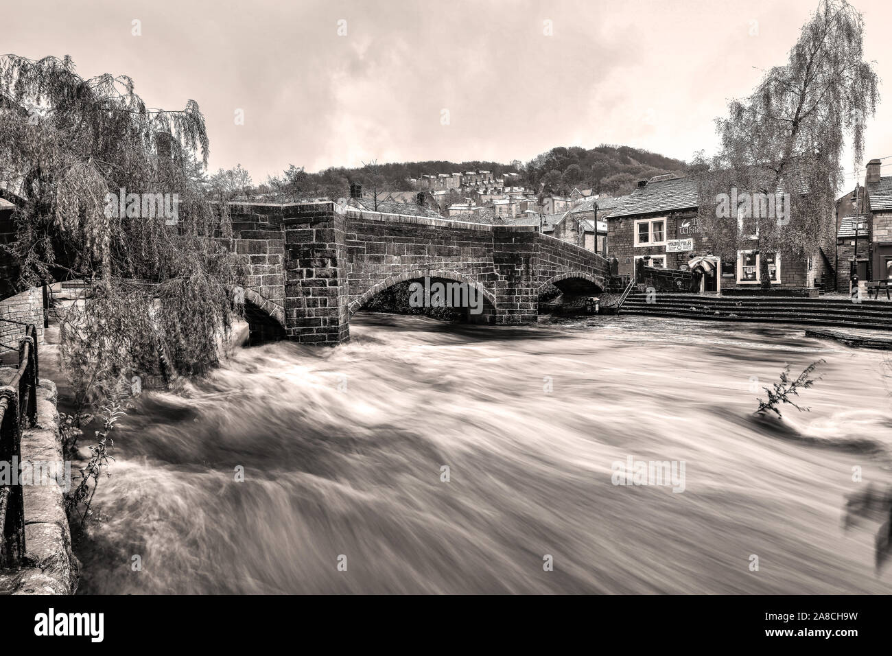 Hebden Wasser in Überflutung und Alten Packesel Brücke, Hebden Bridge, Pennines, Calderdale, Yorkshire Stockfoto