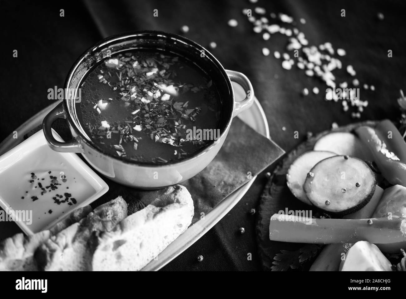 Köstliche traditionelle rumänische Suppe mit frischem Gemüse, Rindfleisch und hausgemachtem Brot Stockfoto