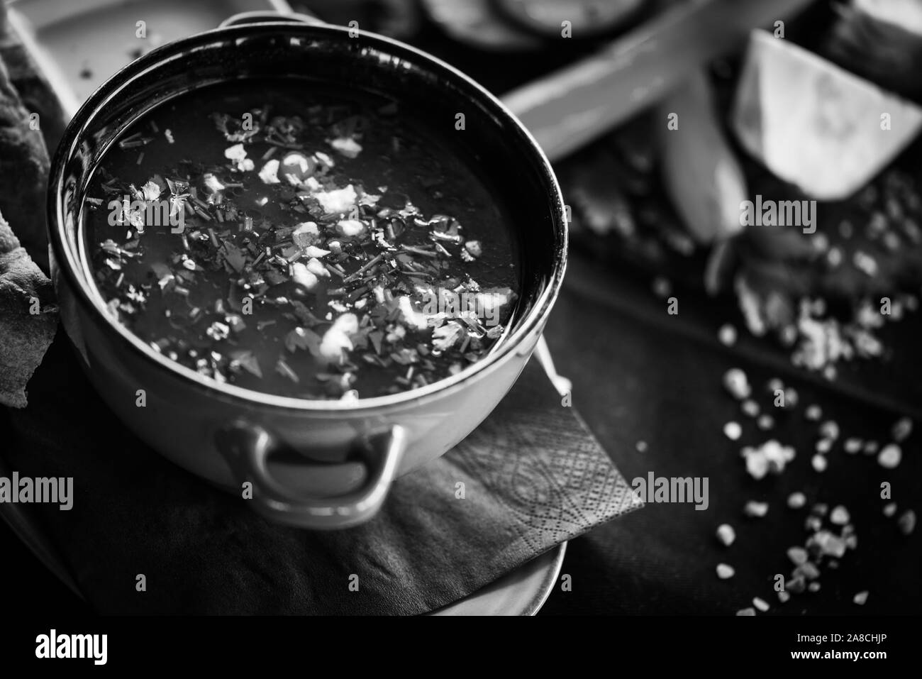 Köstliche traditionelle rumänische Suppe mit frischem Gemüse, Rindfleisch und hausgemachtem Brot Stockfoto