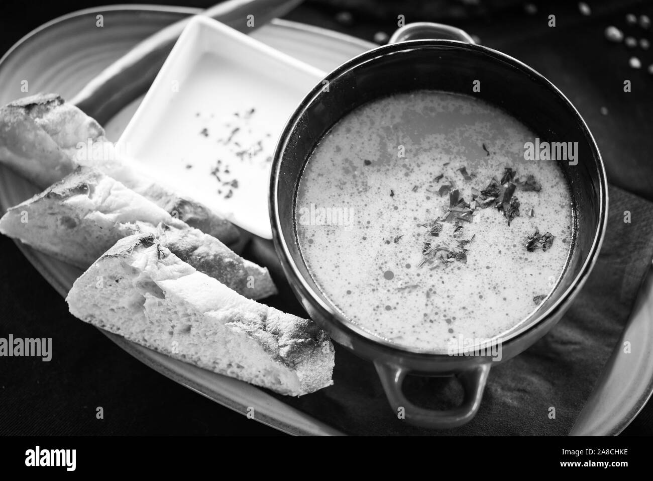 Köstliche traditionelle rumänische Suppe mit frischem Gemüse, Rindfleisch und hausgemachtem Brot Stockfoto