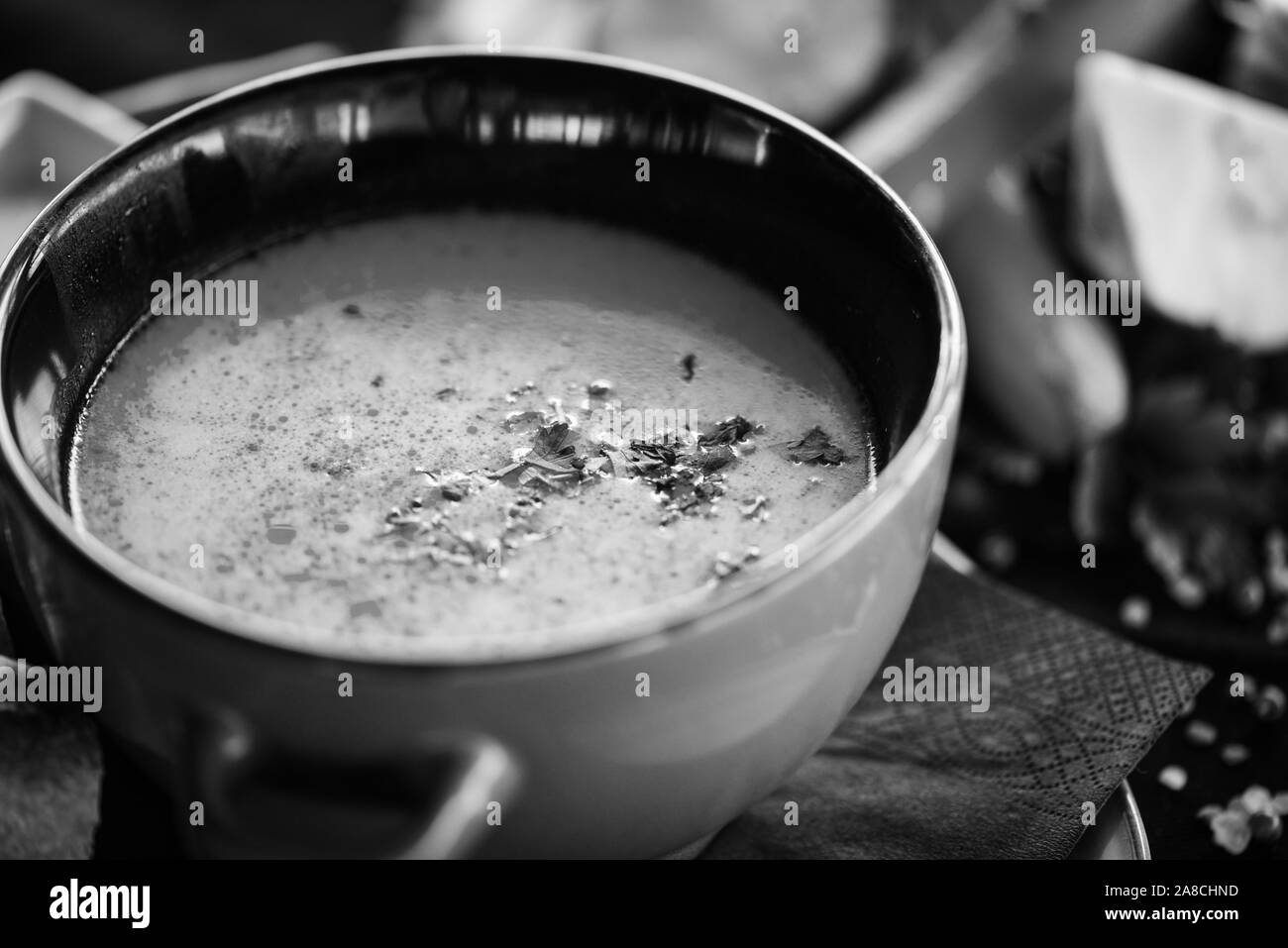 Köstliche traditionelle rumänische Suppe mit frischem Gemüse, Rindfleisch und hausgemachtem Brot Stockfoto