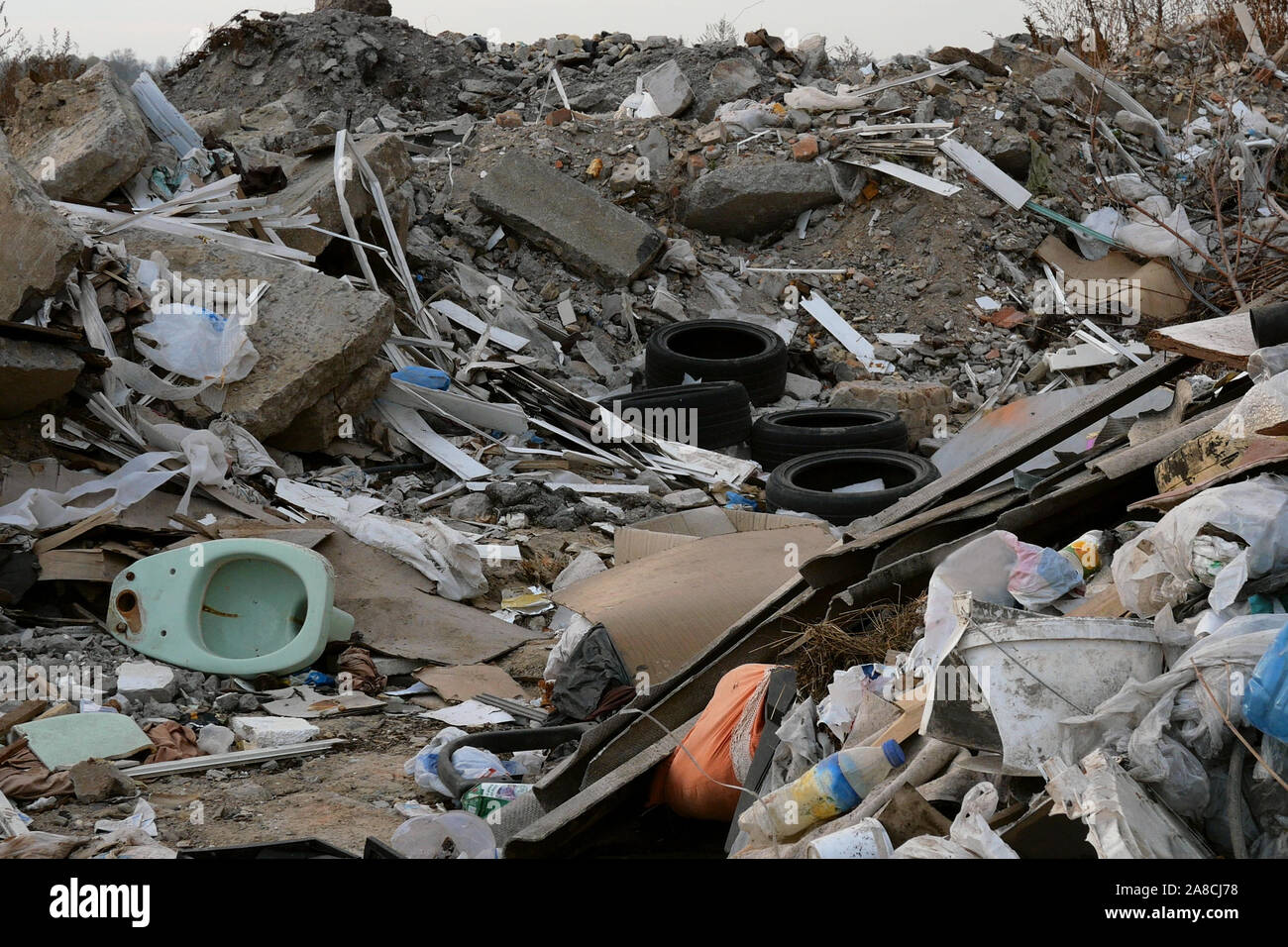 Industrie- und Hausmüll. Großen Abfallhaufen. Müll degradiert. Schmutzig und stinken Abfälle in Müllkippe oder die Deponierung. Umweltschäden Konzept. C Stockfoto