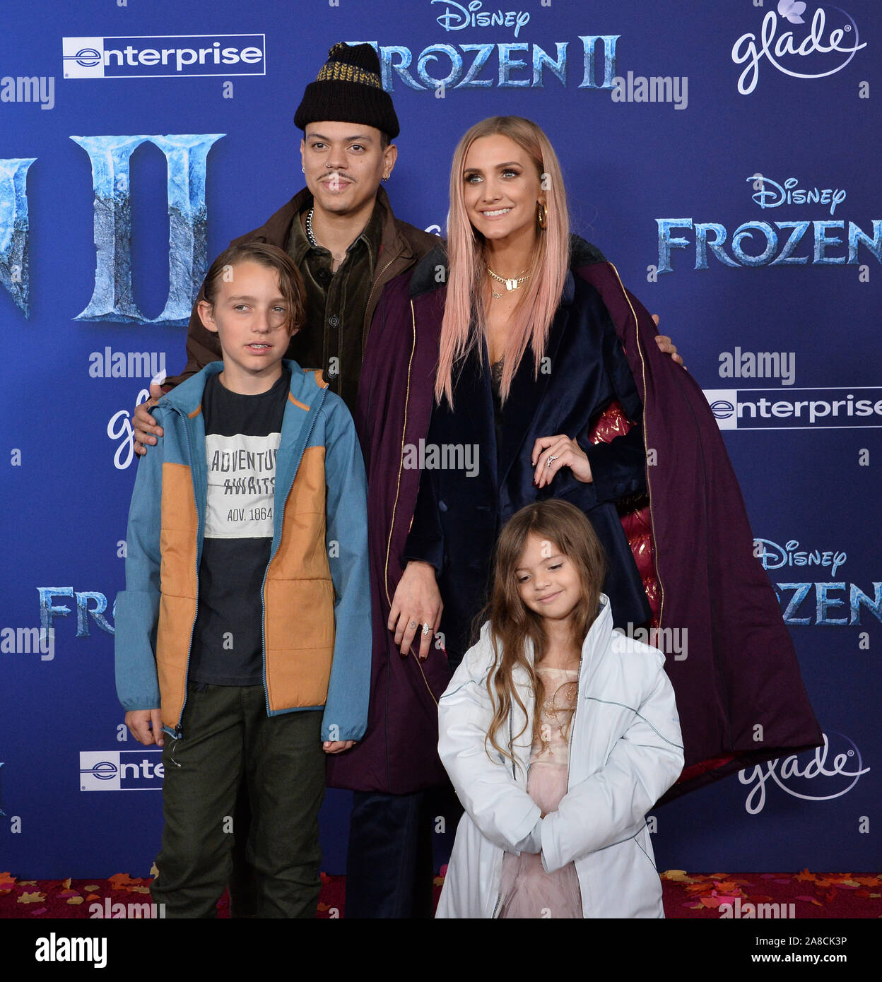 Los Angeles, USA. 07 Nov, 2019. Ashlee Simpson und ihr Mann Evan Ross stellen mit ihrer Tochter Jagger Schnee Ross und ihr Sohn Bronx Wentz während der Premiere der animierte musikalische Komödie Frozen II" Premiere auf der Dolby Theatre in Hollywood" in Los Angeles am Donnerstag, 7. November 2019. Storyline: Anna, Elsa, Kristoff, Olaf und Sven verlassen Arendelle auf einen alten, Herbst, Wald von einem verwunschenen Land zu reisen. Die Herkunft der Elsa die Befugnisse, um ihr Königreich zu speichern zu finden. Foto von Jim Ruymen/UPI Quelle: UPI/Alamy leben Nachrichten Stockfoto