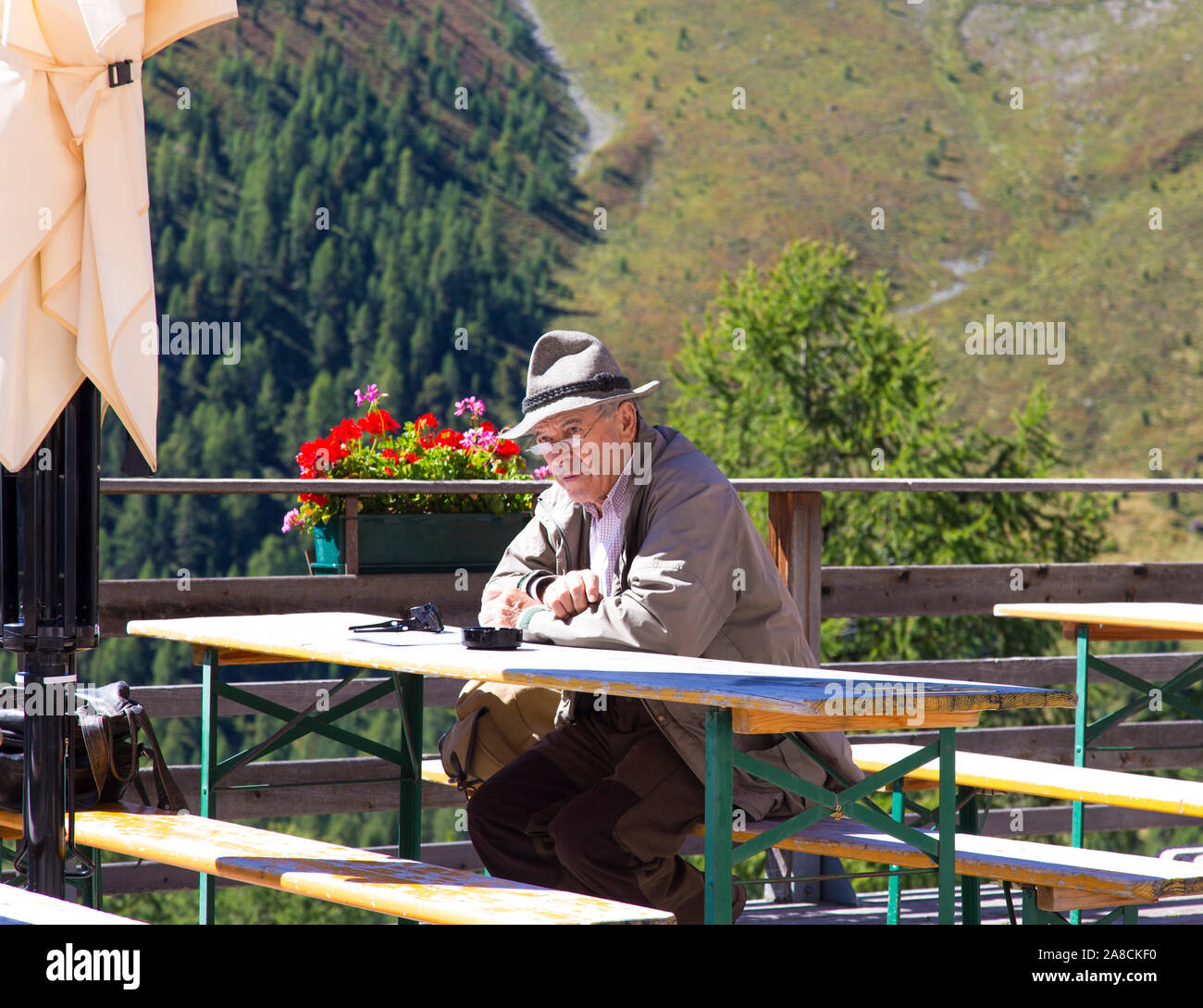 Mann tief in Gedanken Stockfoto