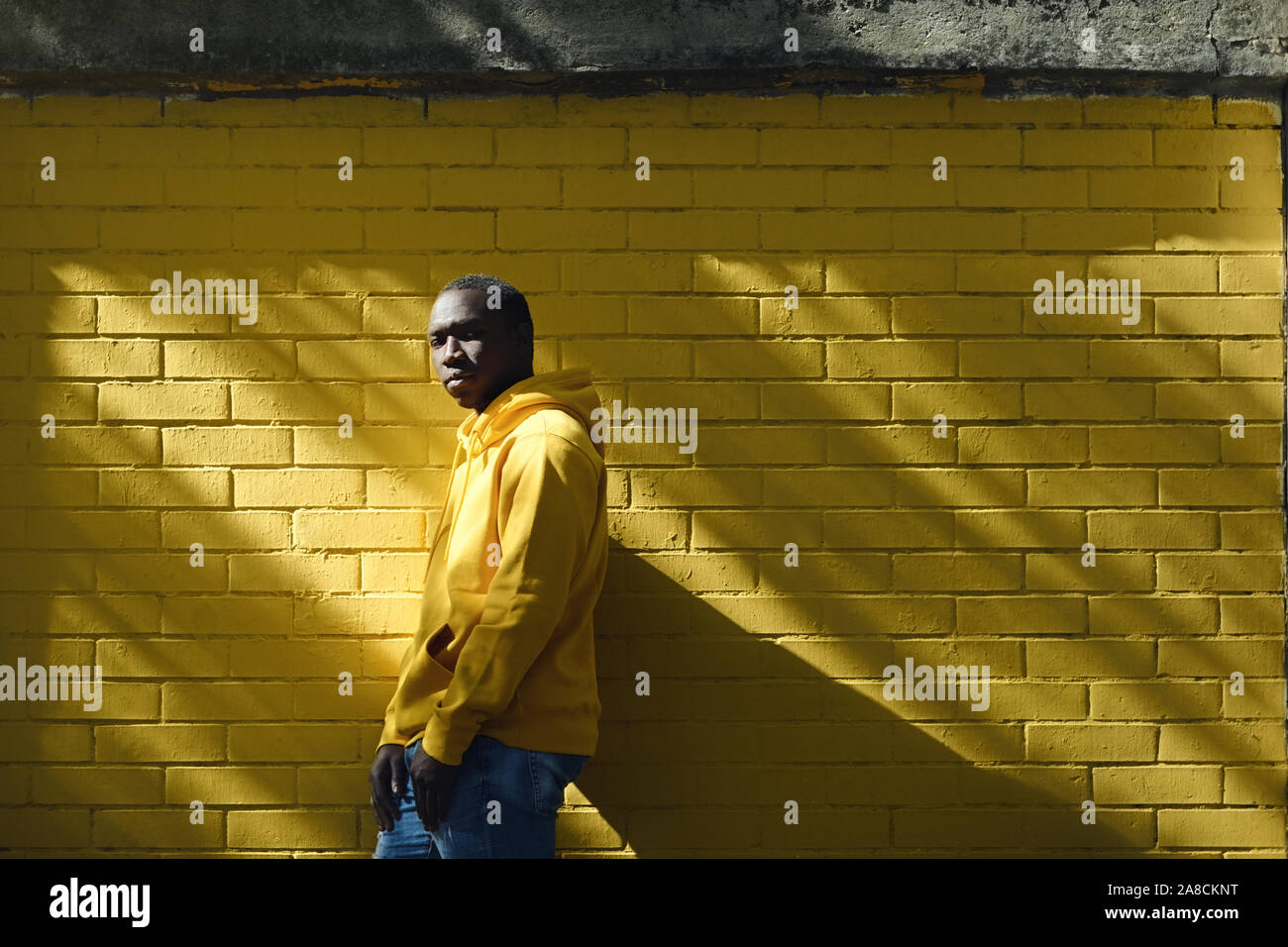 Afrikanische männlichen Einwanderer Betrachtet Kamera mit ernsten Ausdruck Stockfoto