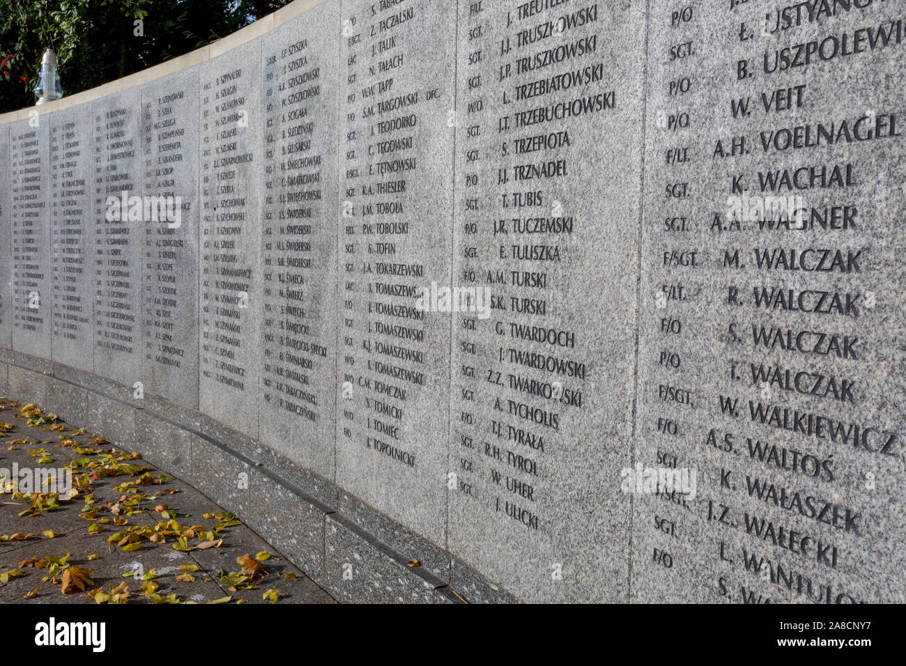 Unter Blätter im Herbst sind die Namen der Gefallenen 2.Weltkrieg polnischen Air Crew an der Polnischen Kriegerdenkmal, das am 6. November 2019, in South Ruislip, Northolt, London, England. Die polnische Kriegerdenkmal wird in Erinnerung an die Flieger aus Polen, die in der Royal Air Force als Teil der polnische Beitrag zum Zweiten Weltkrieg serviert. Das Denkmal wurde von Mieczyslaw Lubelski, der in einem Zwangsarbeitslager während des Krieges interniert worden waren. Es ist aus Portland Stein mit Bronze Schriftzug und die bronze Adler, das Symbol der polnischen Luftwaffe gebaut. Die ursprüngliche Absicht war, die Namen aller polnischen zum Aufzeichnen einer Stockfoto