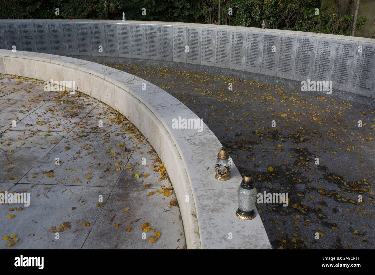 Unter Blätter im Herbst sind die Namen der Gefallenen 2.Weltkrieg polnischen Air Crew an der Polnischen Kriegerdenkmal, das am 6. November 2019, in South Ruislip, Northolt, London, England. Die polnische Kriegerdenkmal wird in Erinnerung an die Flieger aus Polen, die in der Royal Air Force als Teil der polnische Beitrag zum Zweiten Weltkrieg serviert. Das Denkmal wurde von Mieczyslaw Lubelski, der in einem Zwangsarbeitslager während des Krieges interniert worden waren. Es ist aus Portland Stein mit Bronze Schriftzug und die bronze Adler, das Symbol der polnischen Luftwaffe gebaut. Die ursprüngliche Absicht war, die Namen aller polnischen zum Aufzeichnen einer Stockfoto