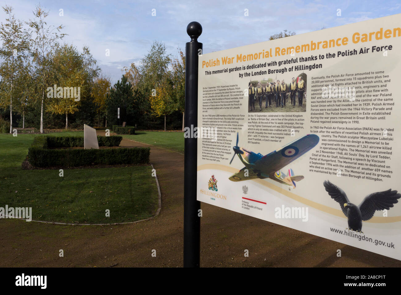 Eine Infotafel in der Erinnerung Garten (eröffnet 2015), in dem die Dienst und Opfer der Gefallenen 2.Weltkrieg polnische Luftwaffe Mannschaften, im Polnischen Kriegerdenkmal, das am 6. November 2019, in South Ruislip, Northolt, London, England. Die polnische Kriegerdenkmal wird in Erinnerung an die Flieger aus Polen, die in der Royal Air Force als Teil der polnische Beitrag zum Zweiten Weltkrieg serviert. Das Denkmal wurde von Mieczyslaw Lubelski, der in einem Zwangsarbeitslager während des Krieges interniert worden waren. Es ist aus Portland Stein mit Bronze Schriftzug und die bronze Adler, das Symbol der polnischen Luftstreitkräfte für konstruierte Stockfoto