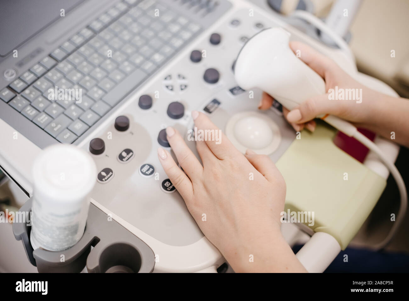 Ärzte die Hände benutzen ein Ultraschall für medizinische Geräte in einer privaten Klinik Stockfoto