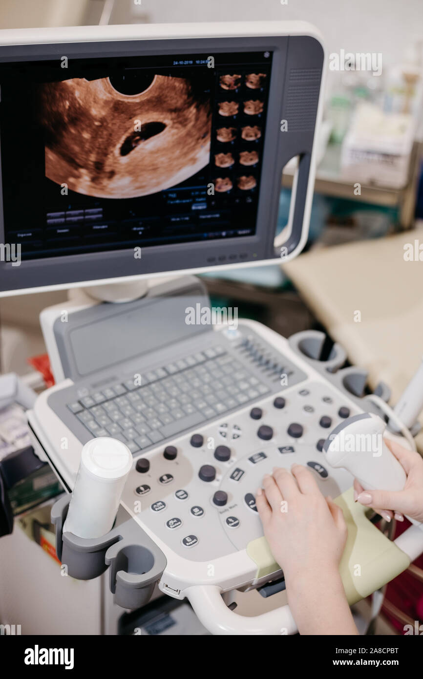 Ärzte die Hände benutzen ein Ultraschall für medizinische Geräte in einer privaten Klinik Stockfoto