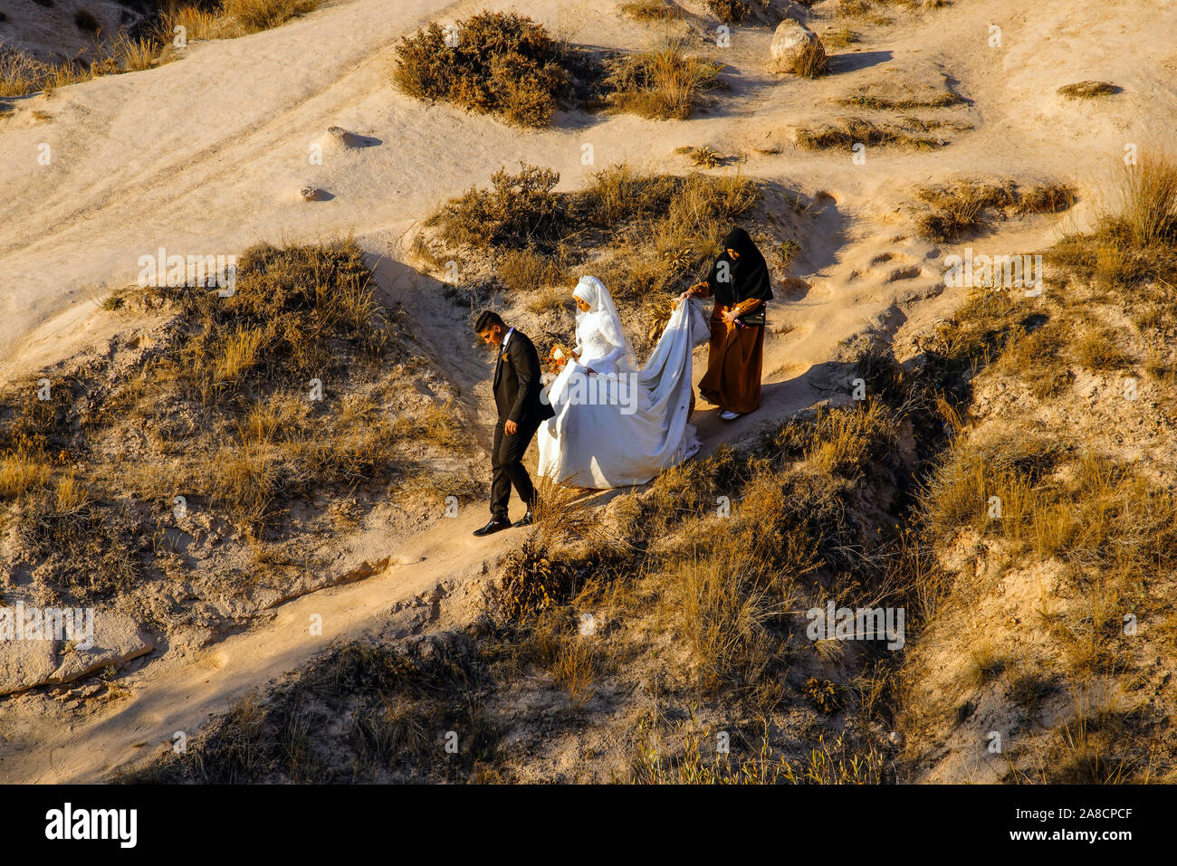 Junges Paar wandern in Devrent Valley, Kappadokien, Anatolien, Türkei. Stockfoto