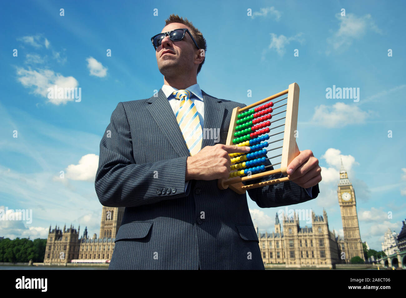 Politiker halten einer Abacus zählen Wahl Stimmen vor den Häusern des Parlaments in London, Großbritannien Stockfoto