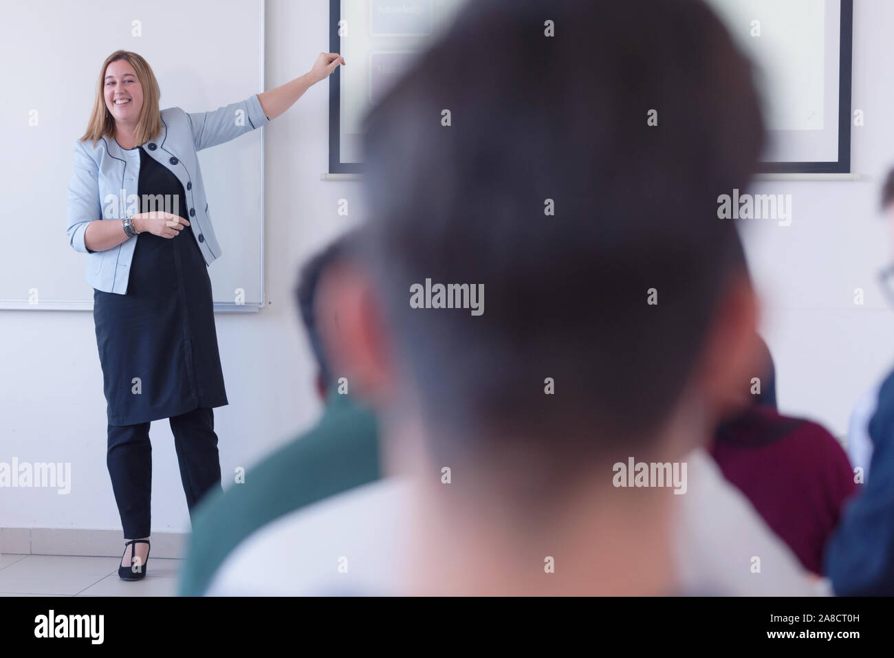 Frau Professor erklären Sie den Kursteilnehmern und mit ihnen interagieren im Klassenzimmer. So