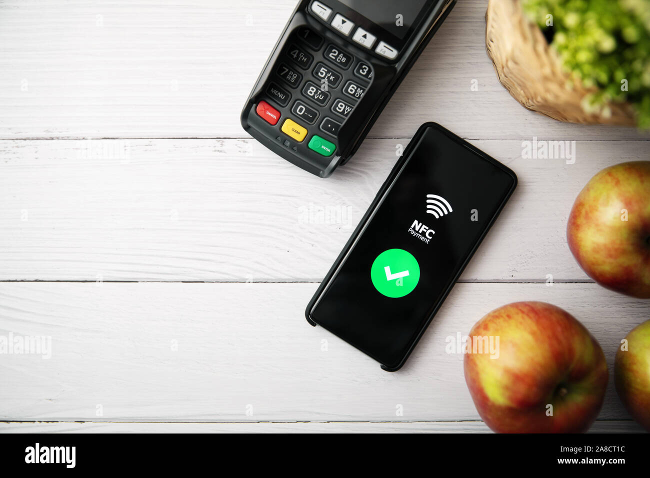 Nfc kontaktloses Bezahlen mit Telefon. Kopieren Sie Raum, Ansicht von oben Stockfoto