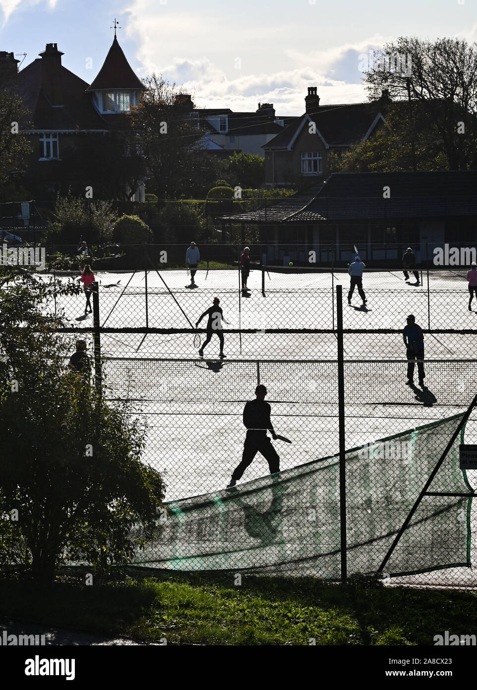 Brighton UK 8. November 2019 - Tennis Spieler bilden die die meisten von einem schönen sonnigen Herbst morgen in Queens Park Brighton wie andere Teile Großbritanniens Erfahrungen starker Regen und Überschwemmungen vor allem im Norden. Foto: Simon Dack/Alamy leben Nachrichten Stockfoto