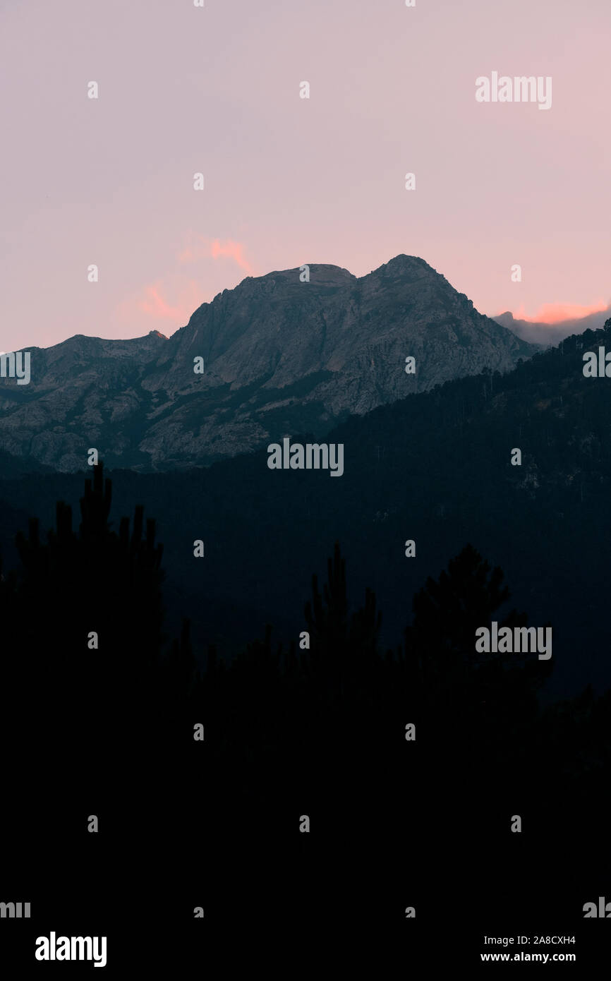 Eine minimale Gebirge Gipfel Landschaft bei Sonnenuntergang - minimale Berglandschaft - minimale Sonnenuntergang Berglandschaft Stockfoto