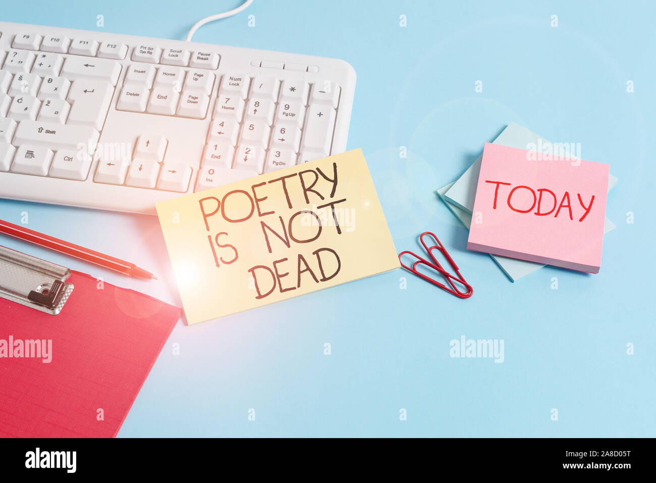 Wort schreiben Text Poesie ist nicht tot. Business Foto präsentiert ästhetische und rhythmisches Schreiben noch lebendig ist und moderne Papier blau Schreibtisch computer Keyb Stockfoto Wort schreiben Text Poesie ist nicht tot. Business Foto präsentiert ästhetische und rhythmisches Schreiben noch lebendig ist und moderne Papier blau Schreibtisch computer Keyb Stockfoto