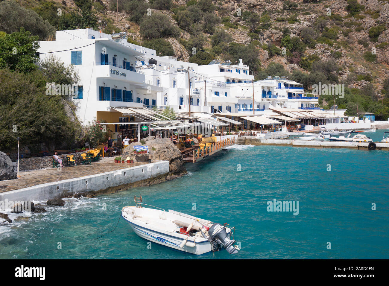Loutro, Chania, Kreta, Griechenland. Blick entlang der Uferpromenade. Stockfoto