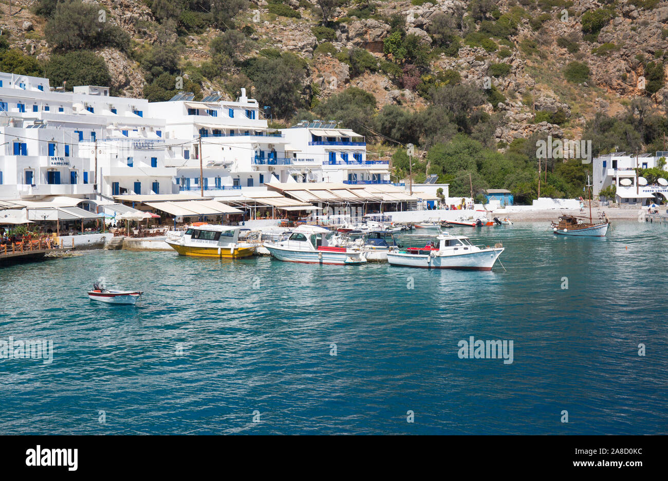 Loutro, Chania, Kreta, Griechenland. Blick über den Hafen auf die Uferpromenade. Stockfoto