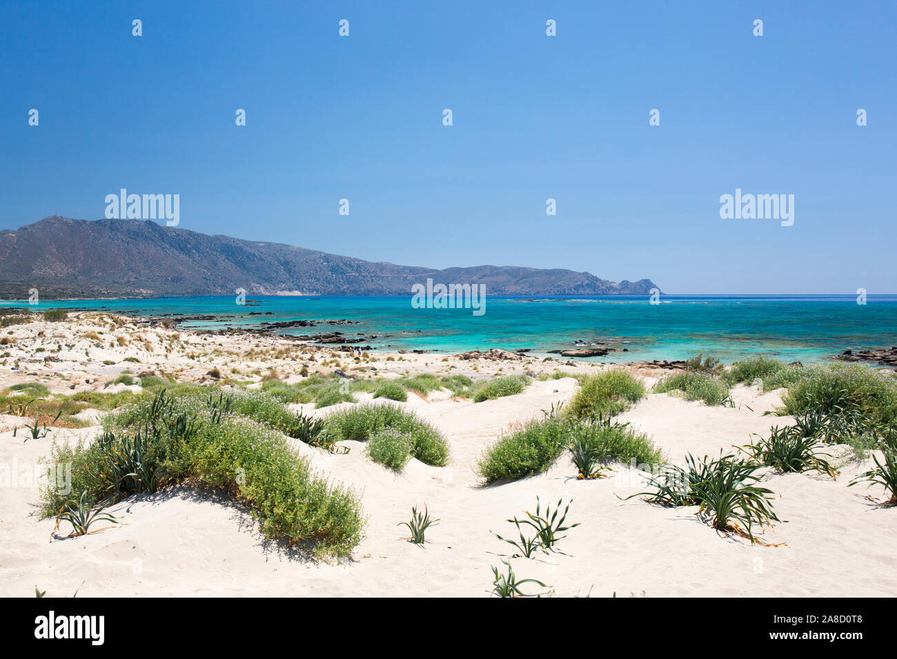 Elafonisi, Chania, Kreta, Griechenland. Blick über die Bucht von Vroulia von den Sanddünen hinter dem Strand. Stockfoto