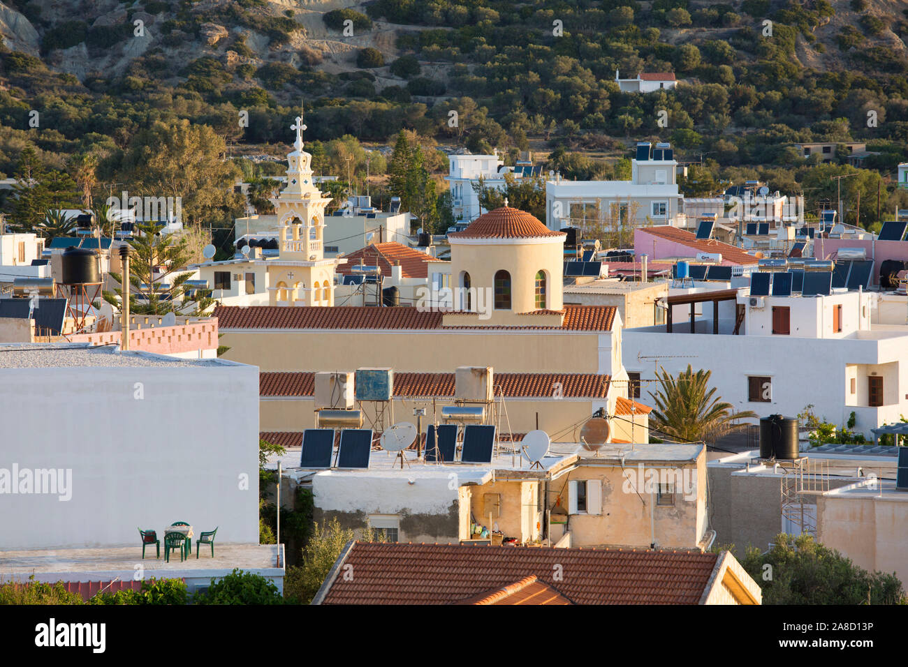Palaiochora, Chania, Kreta, Griechenland. Blick über die Dächer von den Ruinen der venezianischen Burg. Stockfoto