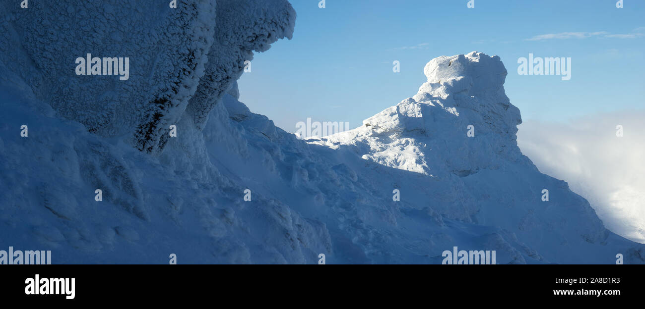 Landschaft Panorama der Berge im Winter. Frostigen Tag. Karpaten, Ukraine Stockfoto