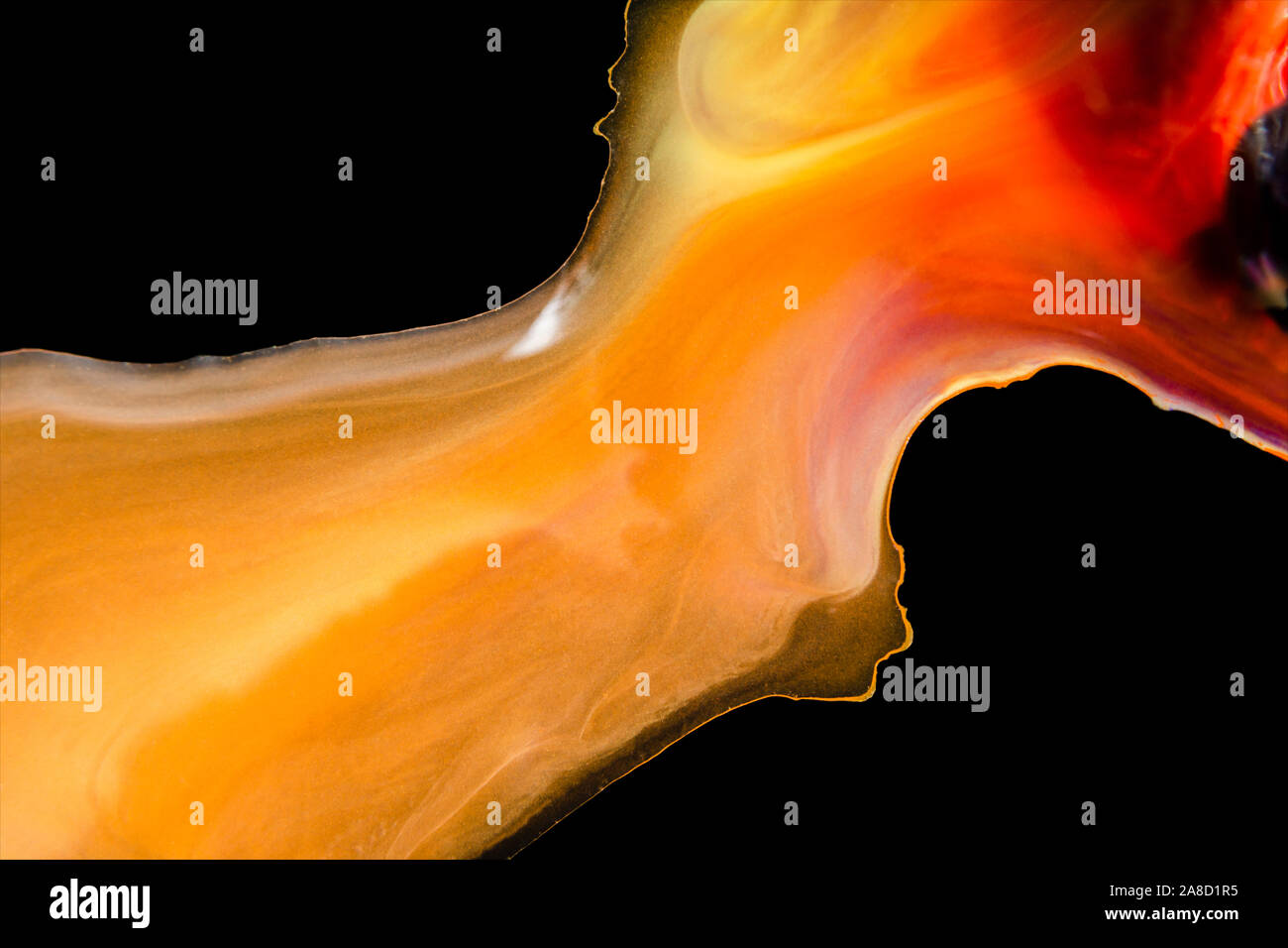 Gold Rot und Schwarz Zusammenfassung Hintergrund mit Aquarell Malerei auf Glas Oberfläche auf Schwarz, abstrakte Feuer Bild mit Kopie Raum isoliert Stockfoto