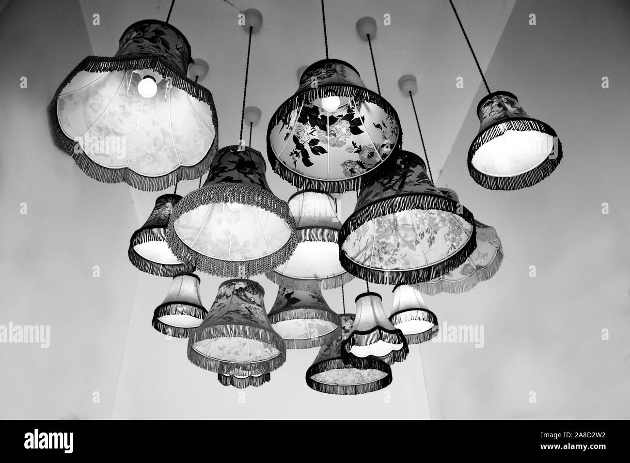 Antike oder Vintage Lampenschirme hängen in einem Display Group, mit schwarzen und weißen Schwarzweiß-Filter Stockfoto