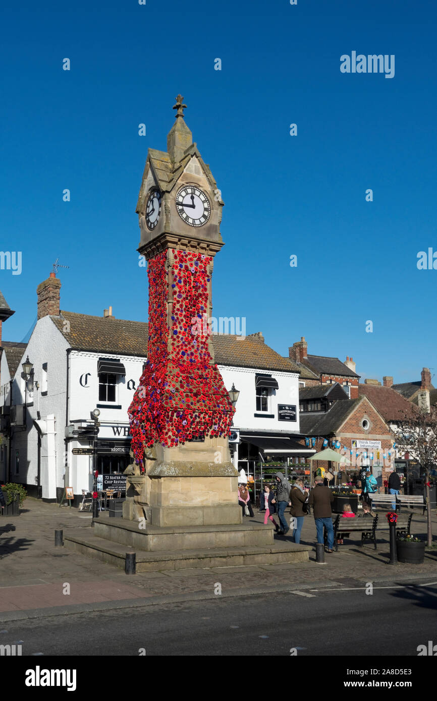 Erinnerungsort Mohngestrickte Mohngarn Bombenangriffe auf Uhrturm Marktplatz Thirsk North Yorkshire England Vereinigtes Königreich Großbritannien GB Großbritannien Stockfoto