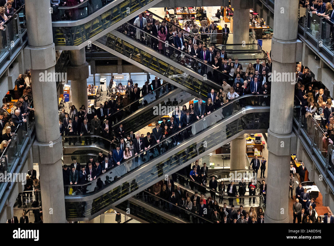 Stadt Arbeiter an einem Tag der Erinnerung Zeremonie bei Lloyd's of London in der Londoner City zu Armistice Day, dem Jahrestag des Endes des Ersten Weltkriegs markieren. Stockfoto