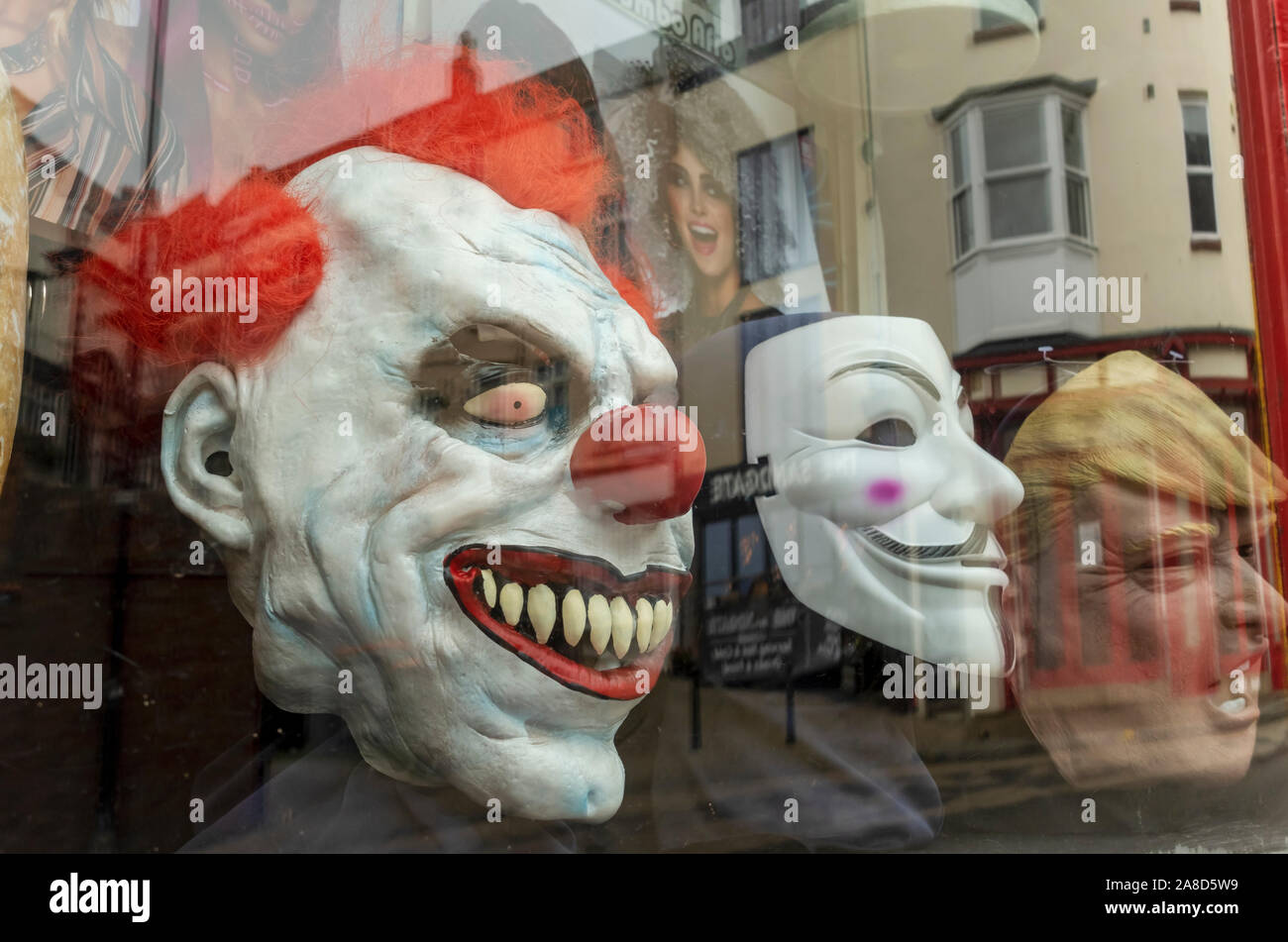 Nahaufnahme von Maskenmasken im Fenster des Joke Shop Stores Scarborough North Yorkshire England UK Vereinigtes Königreich GB Großbritannien Stockfoto