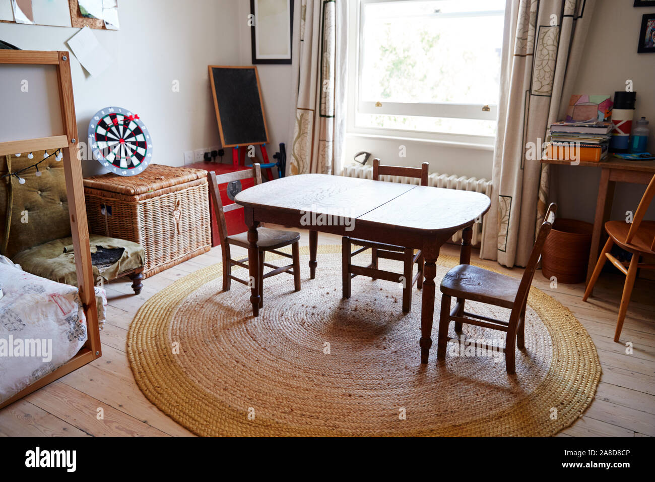 Leere Innenraum der jungen Jungen Schlafzimmer mit Tisch und Lagerung Stockfoto