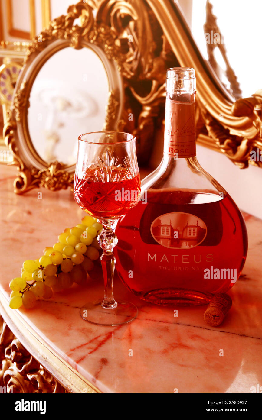 Kiew, Ukraine - 26. August 2019: Flasche Wein MATEUS ROSE - Marke von medium-sweet frizzing Rose Wein. Stockfoto